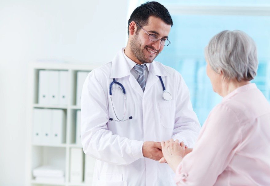 A consulta cardiológica e geriátrica com a pessoa idosa